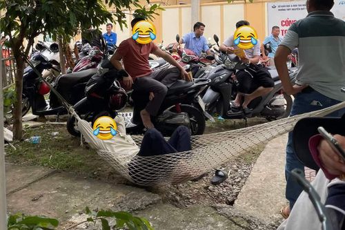 Khoảnh khắc vui nhộn của sĩ tử lẫn phụ huynh giúp mùa thi bớt đi căng thẳng