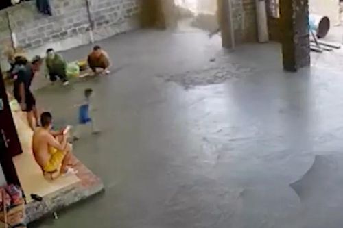 Người lớn bất lực nhìn em bé chạy vào sân bê tông vừa đổ