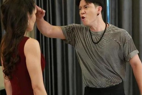 Bố mẹ vợ lên chơi mấy hôm, nhìn cách mà chồng đối đãi tôi chỉ muốn ly hôn ngay tức khắc