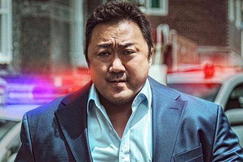 Thấy gì từ việc Ma Dong Seok quỳ lạy trước khán giả