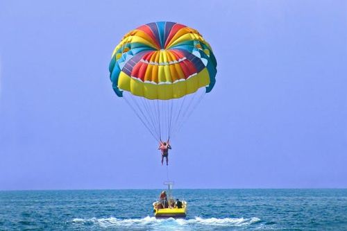 Người chơi dù lượn gặp sự cố tại bờ biển Thổ Nhĩ Kỳ