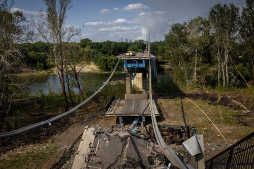 Ukraine: Nga đánh sập cây cầu cuối cùng rời Sievierodonetsk