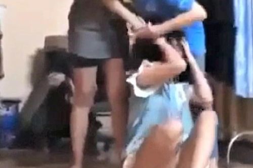 Cô gái bị nhóm người đánh đập dã man
