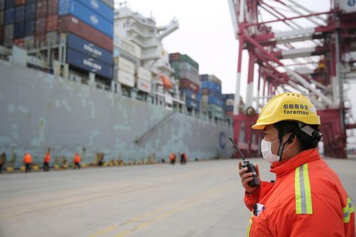 Hàng hóa lại ùn ứ vì Trung Quốc tái phong tỏa nhiều khu vực