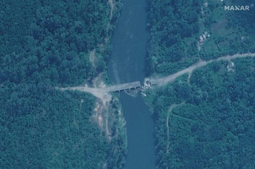 Những cây cầu đã gãy ở Sievierodonetsk nhìn từ vệ tinh