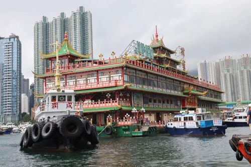 Nhà hàng nổi huyền thoại của Hong Kong bị kéo khỏi cảng