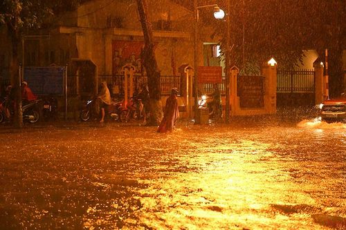 Hà Nội mưa cực lớn trong thời gian ngắn gây ngập sâu