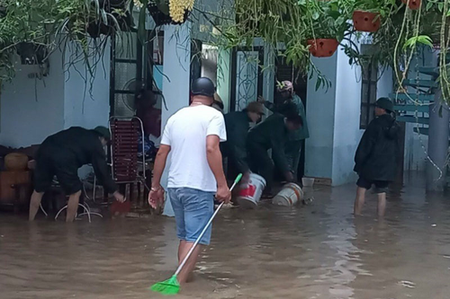 Quân đội, công an và dân quân ứng phó với mưa lũ