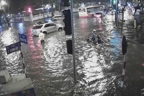 Nhiều ô tô ở Hà Nội bị mưa 'cuốn bay' biển số