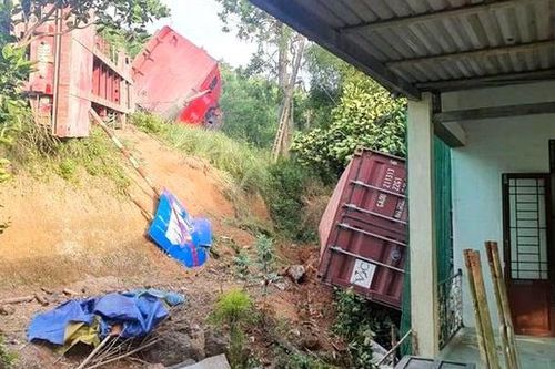 Tai nạn giao thông hy hữu: Thùng container văng ra đường, đè nát tường nhà dân