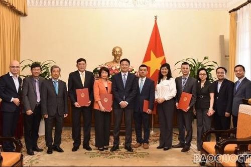 Thứ trưởng Ngoại giao Phạm Quang Hiệu trao quyết định bổ nhiệm, điều động cán bộ và viên chức lãnh đạo, quản lý thuộc Học viện Ngoại giao