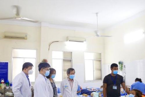 Hy hữu người phụ nữ mang thai trên 'lá gan'