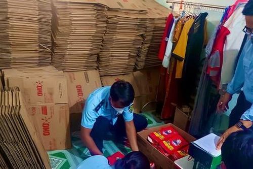 Vĩnh Long: Phát hiện số lượng lớn bột giặt giả mạo thương hiệu OMO