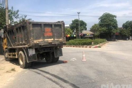 Va chạm với xe tải, con tử vong, mẹ bị thương