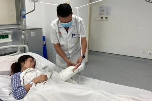 Người phụ nữ đứt rời 2 ngón tay vì máy ép nước mía