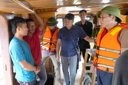 Phó giám đốc công an chỉ huy đoàn kiểm tra, bắt quả tang 5 tàu hút cát trái phép