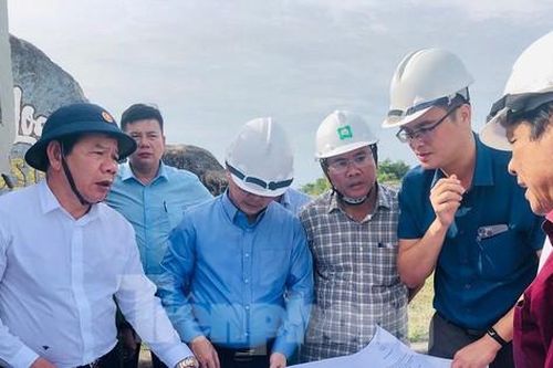 Chủ tịch tỉnh Quảng Ngãi thị sát tuyến đường bị xe quá tải 'cày nát'
