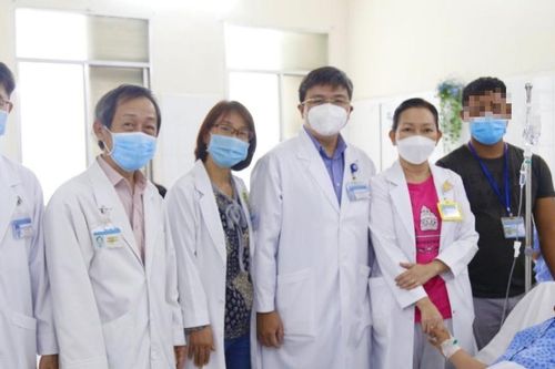 Người phụ nữ mang thai trên lá gan