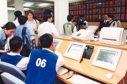 Thị trường đỏ lửa, nhóm đại gia kín tiếng đổ nghìn tỷ vào công ty chứng khoán