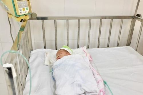 Bé sơ sinh co cứng toàn thân sau khi chào đời tại nhà