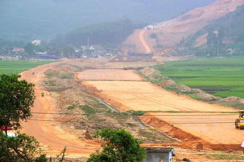 Chủ động tháo gỡ vướng mắc phát sinh, sớm bàn giao mặt bằng cao tốc Bắc Nam qua Nghệ An