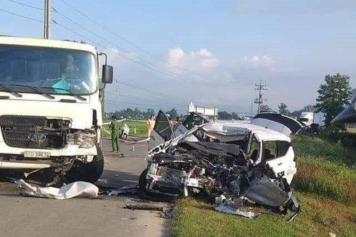 Va chạm giữa xe đầu kéo và ôtô con làm 2 người chết, 1 người bị thương