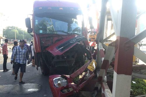 TP Hồ Chí Minh: Xe container mất lái đâm trụ điện cao thế