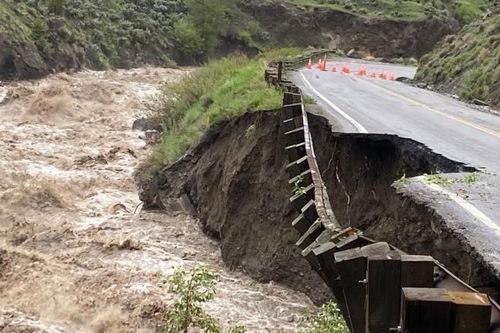 Mưa lũ kỷ lục ở miền Tây nước Mỹ, Công viên quốc gia Yellowstone ngừng đón khách