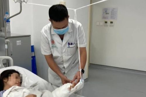 Sơ ý khi ép nước mía, người phụ nữ đứt rời 2 ngón tay