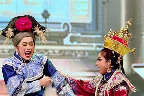 Hoài Linh bật khóc khi diễn cải lương