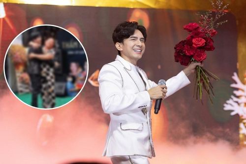 Fan nữ lớn tuổi xúc động, ôm chầm lấy Đan Trường ngay trên sân khấu khiến netizen nghẹn ngào