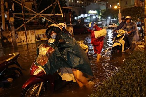 Chùm ảnh: Nhiều tuyến phố tại Hà Nội chìm trong 'biển nước' sau trận mưa lớn