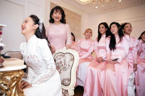 Lọt thỏm giữa dàn mỹ nhân trong lễ cưới con gái, nhan sắc mẹ Minh Hằng vẫn chiếm trọn spotlight