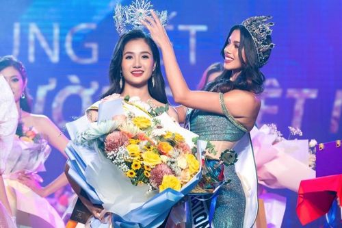 Đương kim Miss Eco International Kathleen Paton trao vương miện cho tân Hoa hậu Môi trường Việt Nam