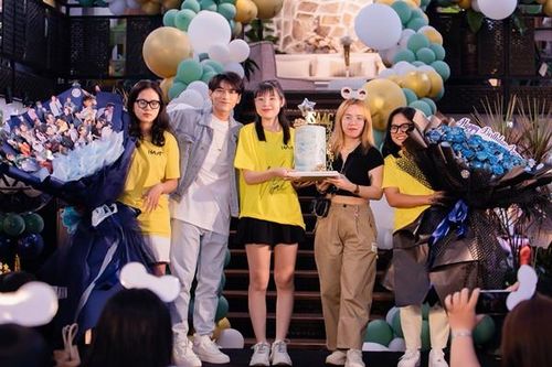 Isaac 'quẩy' tưng bừng cùng fan mừng sinh nhật