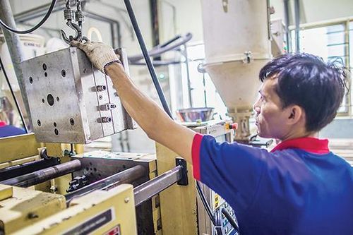 Doanh nghiệp chống chọi với 'bão giá' nguyên liệu đầu vào
