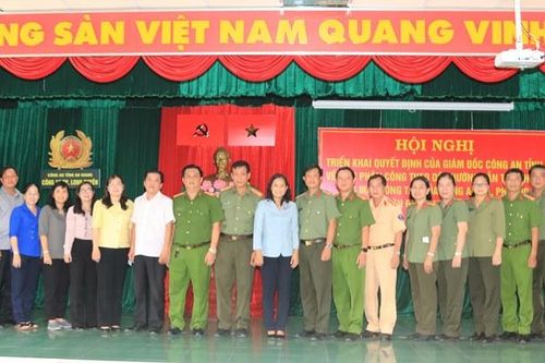10 trưởng phòng, phó trưởng phòng nghiệp vụ Công an An Giang hỗ trợ TP. Long Xuyên