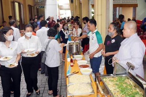 Hơn 1 tỷ đồng giúp đỡ người nghèo trong chương trình chào mừng Đại hội Phật giáo TP.HCM lần thứ X