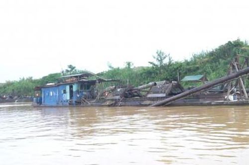 Thanh Hóa: Bắt 5 thuyền khai thác cát trái phép ngoài phạm vi mỏ số 41