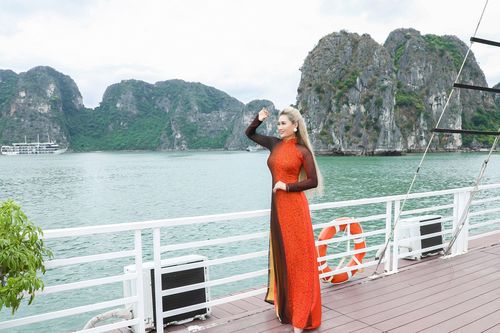 Hoa hậu Trịnh Lan Trinh diện Áo dài nổi bật giữa Vịnh Hạ Long