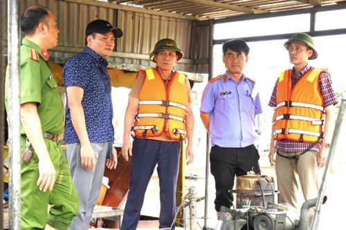 Thanh Hóa: Tạm giữ 5 phương tiện khai thác cát trái phép trên sông Mã
