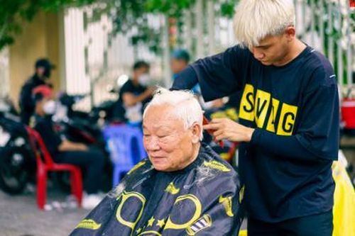 Cắt tóc miễn phí giữa phố xá Sài Gòn