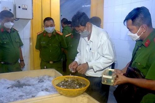 Phát hiện hơn 7 tạ tôm chứa tạp chất trong kho lạnh công ty