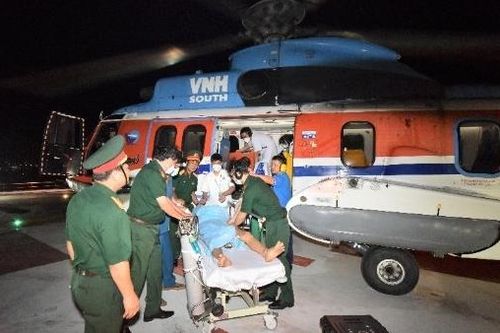 Dùng trực thăng đưa ngư dân bị đột quỵ từ Trường Sa về đất liền