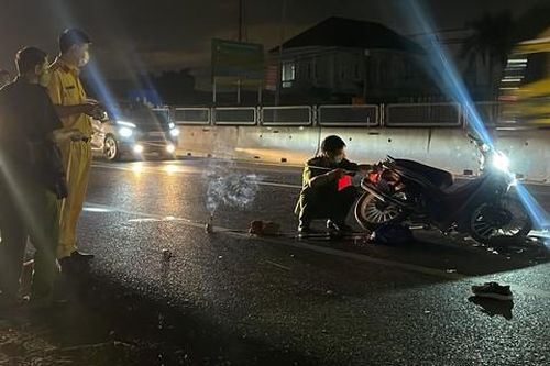 Xe ben tông nát xe 7 chỗ, 2 người chết, 1 người bị thương