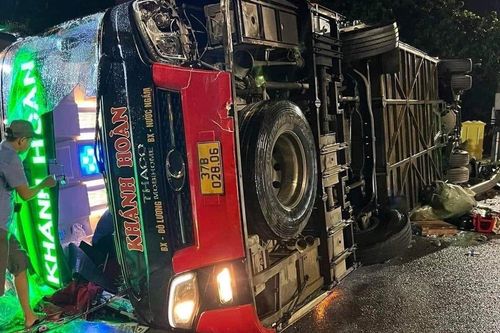 Ninh Bình: Xe khách tông xe máy trong đêm, 4 người chết