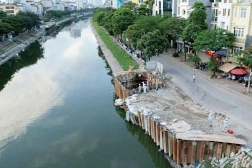 Sụt lún đường bờ sông Tô Lịch có thể do đất nền yếu và mưa lớn