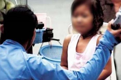Nhiều vụ bạo hành trẻ em có sự dung túng, tiếp tay bởi người ruột thịt