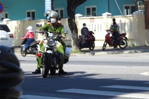 Bệnh viện Quân y 17 nói 'có chỗ trông xe ô tô', thực tế tài xế vẫn liều đỗ ngoài đường, bị phạt