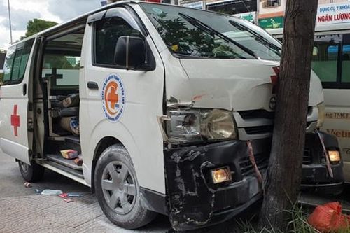 Toàn cảnh vụ ngáo đá, lái xe cứu thương đâm CSGT